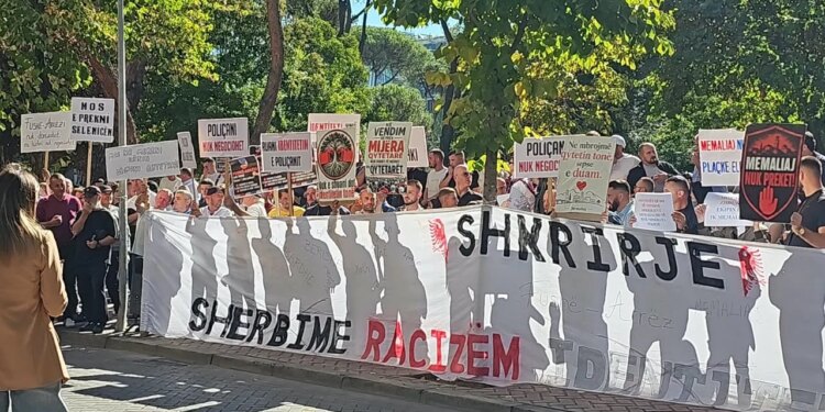 Komisioni shqyrton sot reformën territoriale; protestë jashtë Kryesisë së Kuvendit