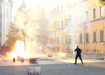 LAJM I FUNDIT/ Përshkallëzohet protesta, hidhen breshëri molotovësh drejt Policisë
