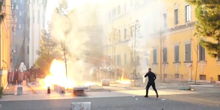 LAJM I FUNDIT/ Përshkallëzohet protesta, hidhen breshëri molotovësh drejt Policisë