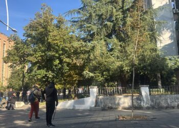 LAJM I FUNDIT/ Protestuesit hedhin gurë drejt selisë së PS-së, forcat e Policisë mbërrijnë menjëherë në zonë