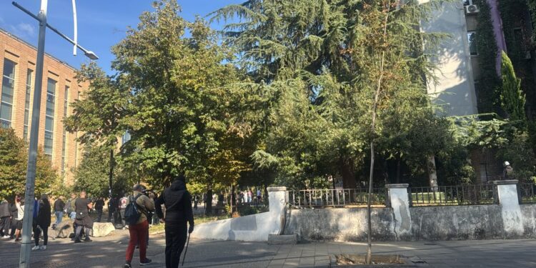 LAJM I FUNDIT/ Protestuesit hedhin gurë drejt selisë së PS-së, forcat e Policisë mbërrijnë menjëherë në zonë