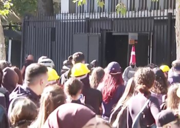LAJM I FUNDIT: Protestuesit injorojnë barrierat metalike, thyejnë derën e Gjykatës së Apelit dhe i vënë flakën