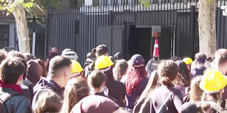 LAJM I FUNDIT: Protestuesit injorojnë barrierat metalike, thyejnë derën e Gjykatës së Apelit dhe i vënë flakën
