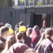 LAJM I FUNDIT: Protestuesit injorojnë barrierat metalike, thyejnë derën e Gjykatës së Apelit dhe i vënë flakën