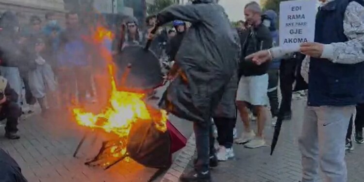 LAJM I FUNDIT/ Protestuesit mblidhen para Kryeministrisë dhe djegin karriget e dialogut