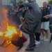 LAJM I FUNDIT/ Protestuesit mblidhen para Kryeministrisë dhe djegin karriget e dialogut