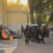 LAJM I FUNDIT/ Protestuesit mësynë Ministrinë e Ekonomisë; forcat e policisë mbërrijnë dhe nisin shoqërimet