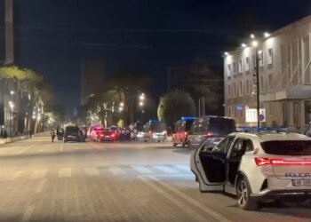 LAJM I FUNDIT/ Protestuesit rikthehen te Kryeministria dhe përsëri nisin përplasjet, zbarkon RENEA