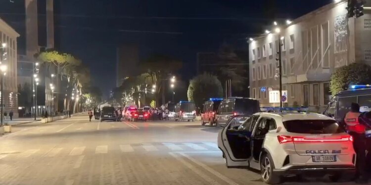 LAJM I FUNDIT/ Protestuesit rikthehen te Kryeministria dhe përsëri nisin përplasjet, zbarkon RENEA