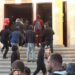LAJM I FUNDIT/ Protestuesit thyejnë derën e Ministrisë së Ekonomisë, hyjnë në ambientet e brendshme