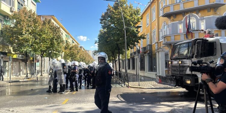 LAJM I FUNDIT: Tension te Ministria e Arsimit, policia shpërndan protestuesit me gaz lotsjellës dhe ujë me presion