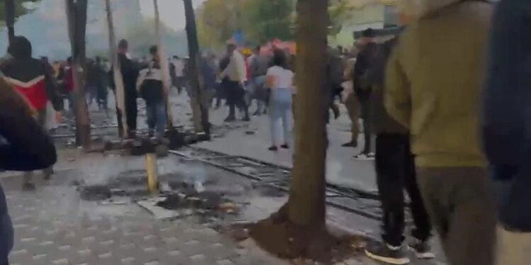 LAJM I FUNDIT/ Tensione në protestë: tubuesit përplasen me efektivët, policia i largon me gazlotsjellës