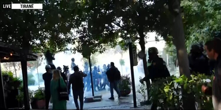 LAJM I FUNDIT/ Tensionet te Kryeministria; FNSH ndërhyn në lokal, shoqëron të moshuarin dhe shpëton klientët