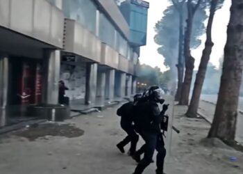 LAJM I FUNDIT/ Thyhet qetësia: hidhen molotovë dhe gurë te Kryeministria, policia përgjigjet me gaz dhe plumba gome