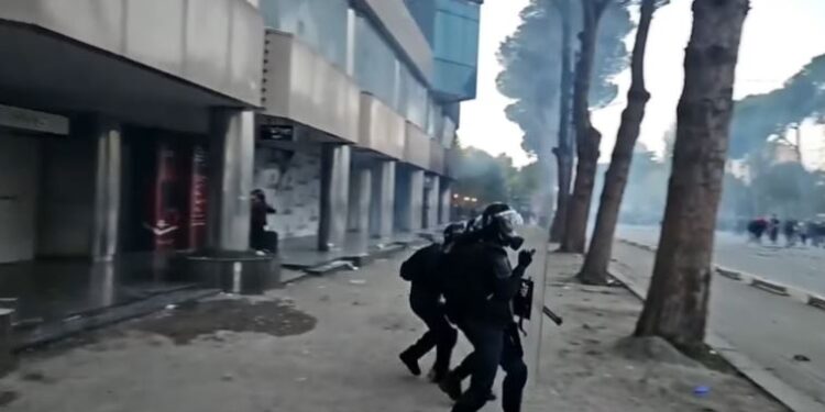 LAJM I FUNDIT/ Thyhet qetësia: hidhen molotovë dhe gurë te Kryeministria, policia përgjigjet me gaz dhe plumba gome