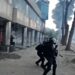 LAJM I FUNDIT/ Thyhet qetësia: hidhen molotovë dhe gurë te Kryeministria, policia përgjigjet me gaz dhe plumba gome