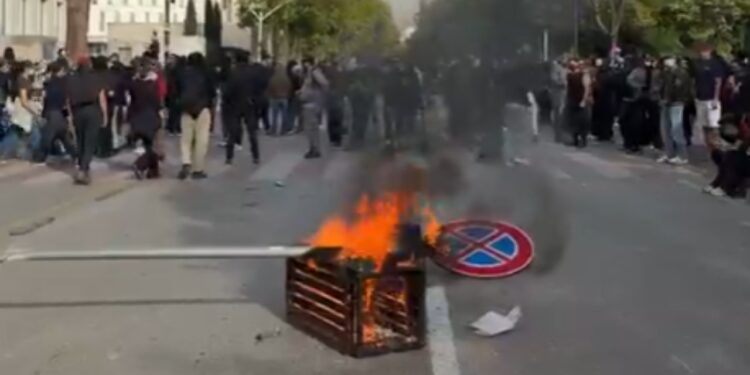 LAJMI I FUNDIT/ Një grup protestuesish vendosen pranë Urës së Dajtit, ndezin zjarr në mes të rrugës