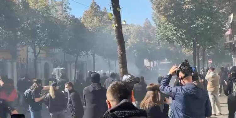 LAJMI I FUNDIT/ Një protestues i lënduar gjatë tubimit përpara Ministrisë së Arsimit
