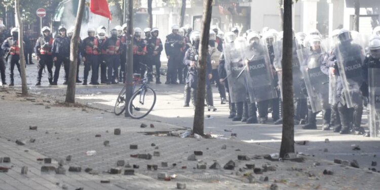 LAJMI I FUNDIT/ Policia tenton të shpërndajë me gaz dhe presion uji rinjtë, protestuesit hedhin gurë drejt tyre