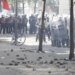 LAJMI I FUNDIT/ Policia tenton të shpërndajë me gaz dhe presion uji rinjtë, protestuesit hedhin gurë drejt tyre
