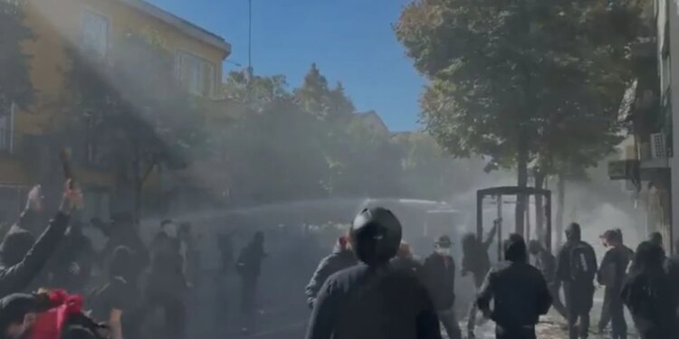 LAJMI I FUNDIT/ Protesta vijon e tensionuar; flakë në ballkonin e Ministrisë së Arsimit