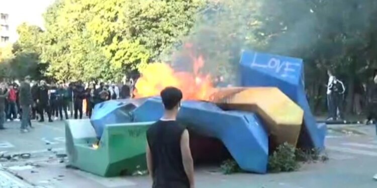 LAJMI I FUNDIT/ Protestuesit djegin stolat e vendosura në qendër, tensionet vazhdojnë, policia i kundërpërgjigjet