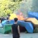LAJMI I FUNDIT/ Protestuesit djegin stolat e vendosura në qendër, tensionet vazhdojnë, policia i kundërpërgjigjet
