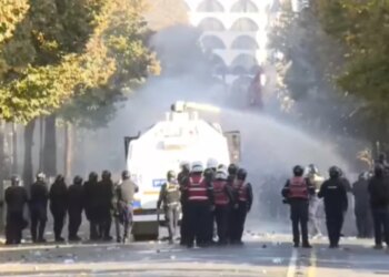 LAJMI I FUNDIT/ Protestuesit hedhin fishekzjarrë në protestë, policia kundërpërgjigjet me presion uji