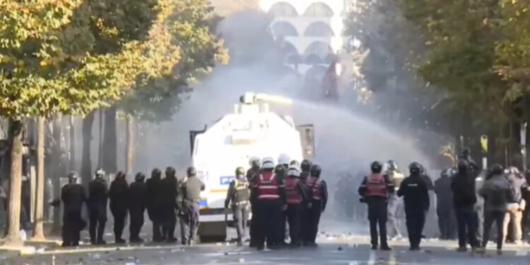 LAJMI I FUNDIT/ Protestuesit hedhin fishekzjarrë në protestë, policia kundërpërgjigjet me presion uji