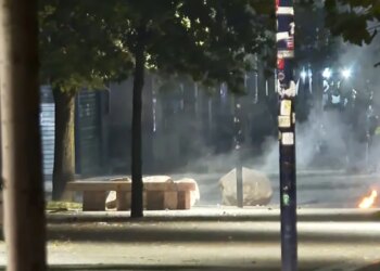LAJMI I FUNDIT/ Protestuesit kthehen te Selia e PS dhe sulmojnë me molotovë e fishekzjarrë