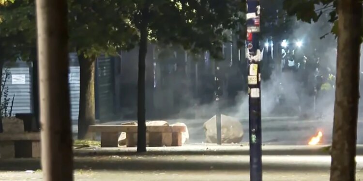 LAJMI I FUNDIT/ Protestuesit kthehen te Selia e PS dhe sulmojnë me molotovë e fishekzjarrë