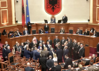 LAJMI I FUNDIT/ Seanca plenare rifillon dhe shkon menjëherë në votim për tensione