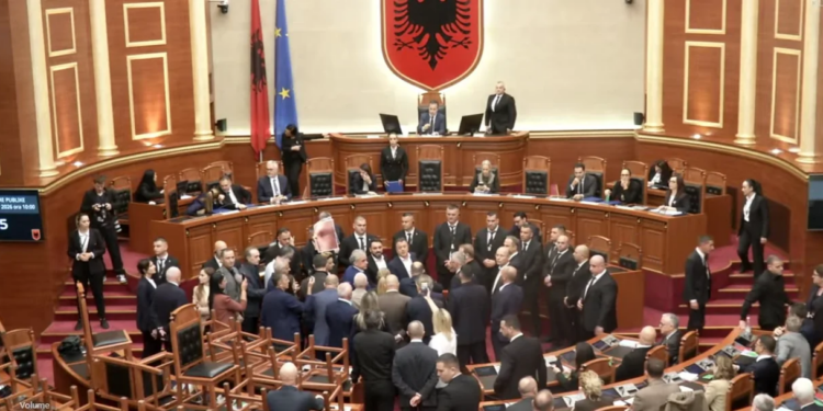LAJMI I FUNDIT/ Seanca plenare rifillon dhe shkon menjëherë në votim për tensione