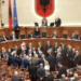 LAJMI I FUNDIT/ Seanca plenare rifillon dhe shkon menjëherë në votim për tensione
