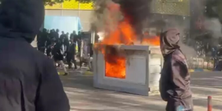 LAJMI I FUNDIT/ Tensionet pranë qendrës së Tiranës: protestuesit djegin në rrugë një tjetër kabinë