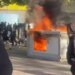 LAJMI I FUNDIT/ Tensionet pranë qendrës së Tiranës: protestuesit djegin në rrugë një tjetër kabinë