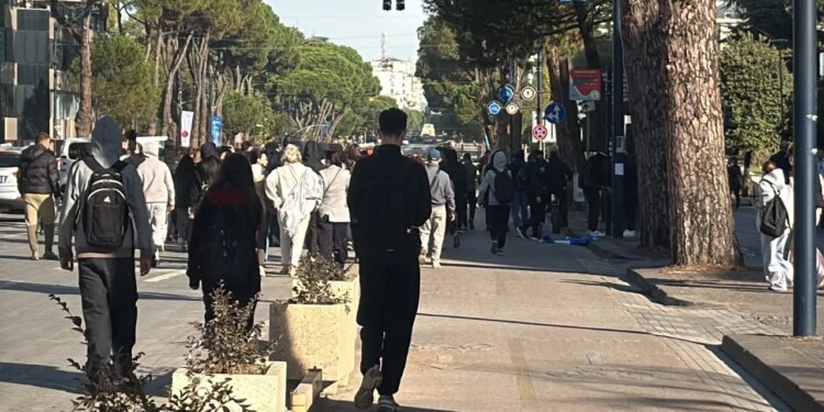 :LIVE/ Dita e tretë e protestës studentore! Bojkotohen gjimnazet dhe fakultetet në vend, anulohet seanca plenare; reagon Rama