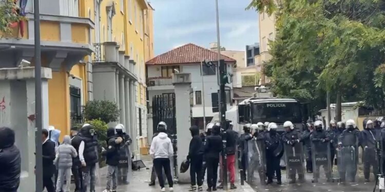 LIVE/ Policia në gatishmëri, nis grumbullimi i protestuesve te Ministria e Arsimit