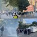 LIVE/ Protestuesit zhvendosen në Sheshin Skënderbej, hedhin gurë e molotovë; efektivët përgjigjen me ujë, gaz lotsjellës, plumba gome
