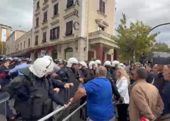 LIVE - Sherr brenda dhe jashtë Kuvendit: Garda rrethon foltoren, protestuesit përplasen me efektivët, Policia përgjigjet me spraj lotsjellës