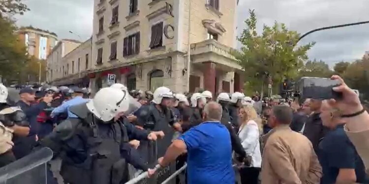 LIVE - Sherr brenda dhe jashtë Kuvendit: Garda rrethon foltoren, protestuesit përplasen me efektivët, Policia përgjigjet me spraj lotsjellës