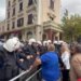 LIVE - Sherr brenda dhe jashtë Kuvendit: Garda rrethon foltoren, protestuesit përplasen me efektivët, Policia përgjigjet me spraj lotsjellës