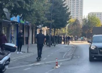 :LIVE/ Shtatëditëshe protestë, nis grumbullimi i tubuesve para Ministrisë së Arsimit