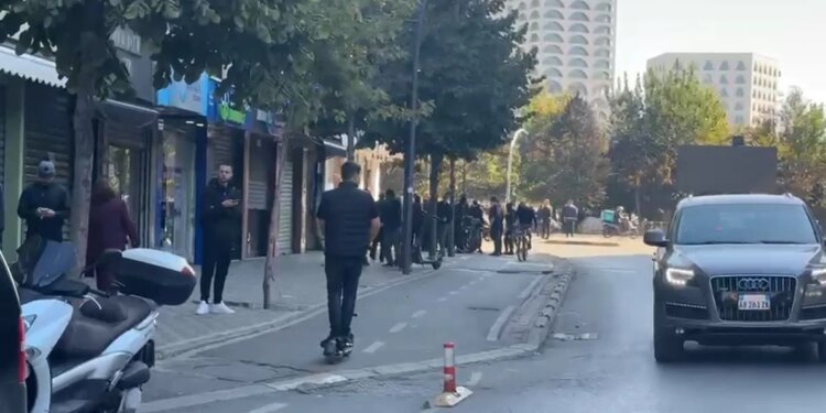 :LIVE/ Shtatëditëshe protestë, nis grumbullimi i tubuesve para Ministrisë së Arsimit