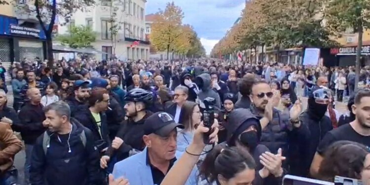 LIVE: Tensione mes studentëve dhe demokratëve para Ministrisë-Arsimit, thirrjet Rama-në-burg, Berisha-në-burg, kërkohet-largimi-i-deputetëve, digjen kazanët, policia-nuk-ndërhyn