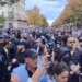LIVE: Tensione mes studentëve dhe demokratëve para Ministrisë-Arsimit, thirrjet Rama-në-burg, Berisha-në-burg, kërkohet-largimi-i-deputetëve, digjen kazanët, policia-nuk-ndërhyn
