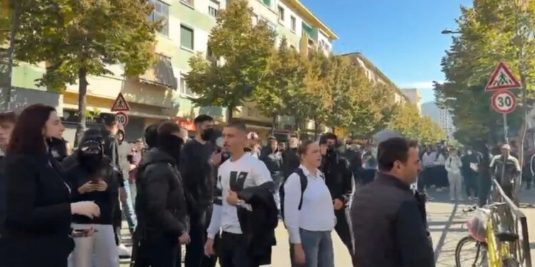 LIVE/ Thyhet dera e Ministrisë së Arsimit, tulla dhe sende të forta drejt godinës, policia qëndron brenda oborrit