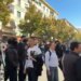 LIVE/ Thyhet dera e Ministrisë së Arsimit, tulla dhe sende të forta drejt godinës, policia qëndron brenda oborrit