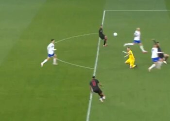 Live Finlandë-Shqipëri/ Kuqezinjtë nuk u besojnë syve, arbitri dhe VAR-i nuk akordojnë penallti pas ndërhyrjes ndaj Uzunit (Video)