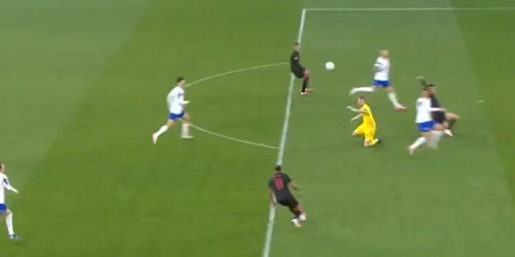 Live Finlandë-Shqipëri/ Kuqezinjtë nuk u besojnë syve, arbitri dhe VAR-i nuk akordojnë penallti pas ndërhyrjes ndaj Uzunit (Video)
